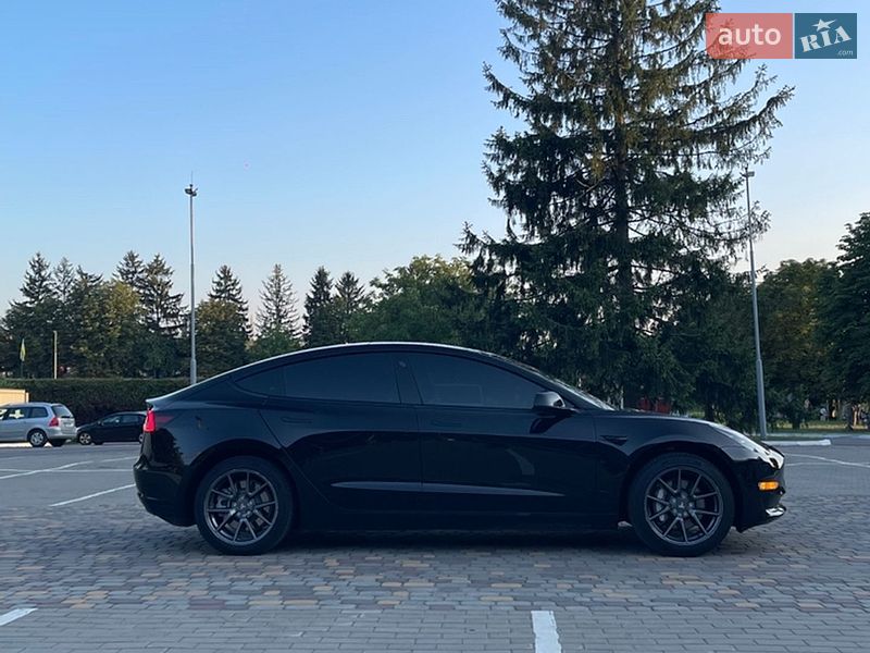 Седан Tesla Model 3 2021 в Луцке