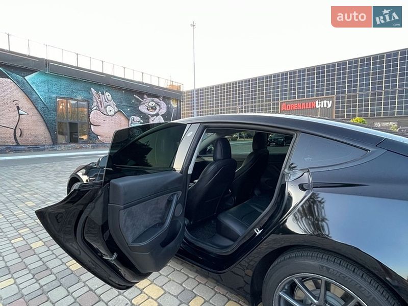Седан Tesla Model 3 2021 в Луцке
