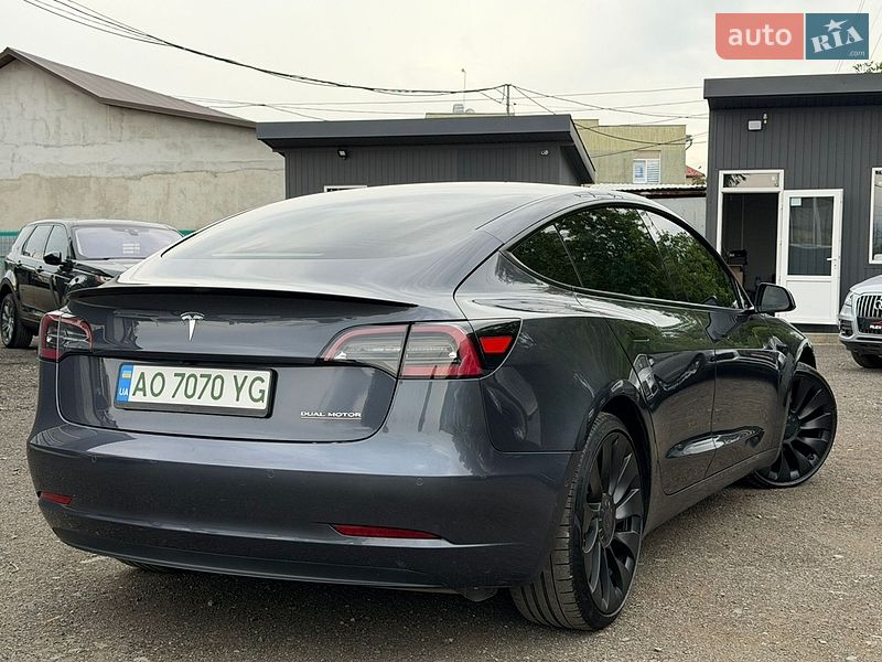 Седан Tesla Model 3 2021 в Ужгороді