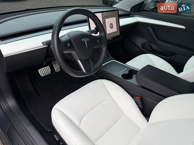 Седан Tesla Model 3 2021 в Ужгороді