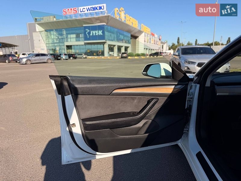 Седан Tesla Model 3 2023 в Кривом Роге