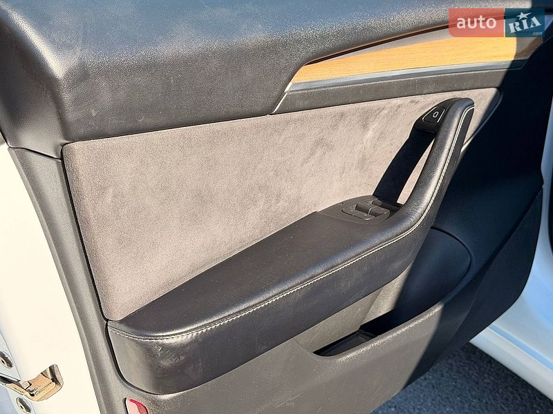 Седан Tesla Model 3 2023 в Кривом Роге