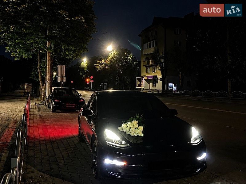 Седан Tesla Model 3 2021 в Луцке