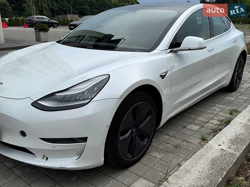 Седан Tesla Model 3 2019 в Львові