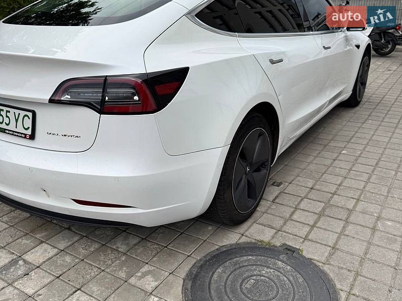 Седан Tesla Model 3 2019 в Львові