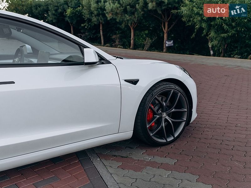 Седан Tesla Model 3 2023 в Киеве