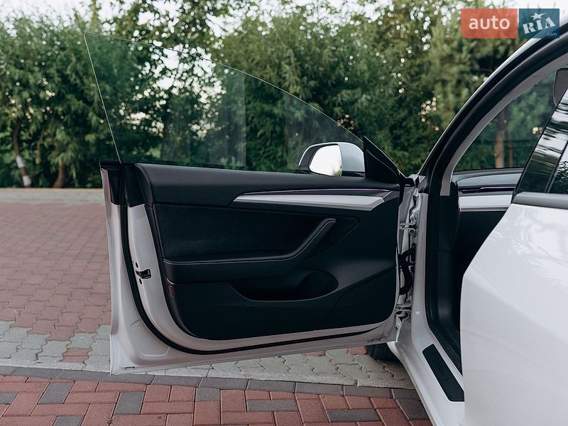 Седан Tesla Model 3 2023 в Киеве