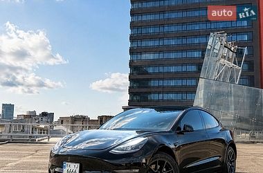 Tesla Model 3  2021