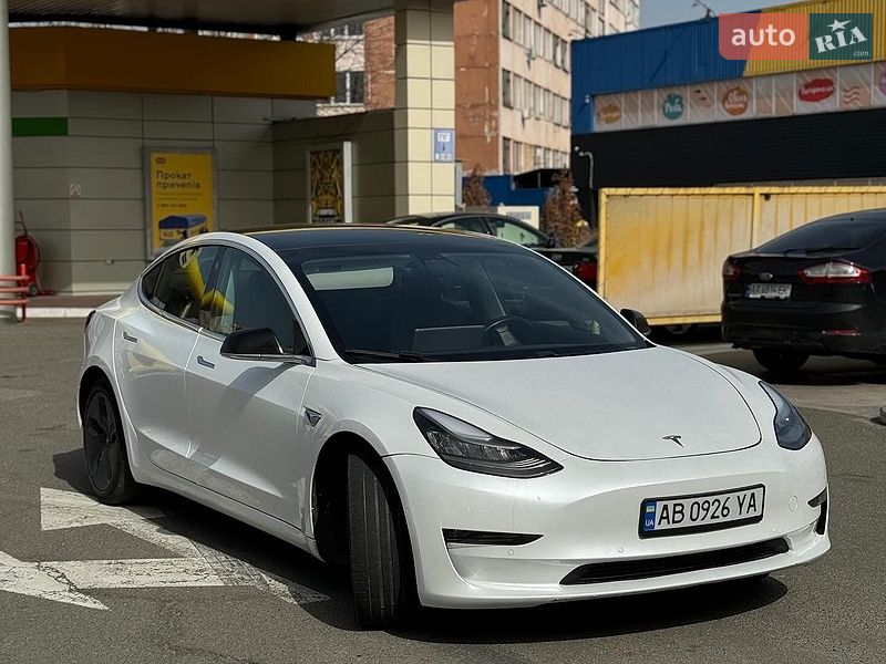 Седан Tesla Model 3 2019 в Львові