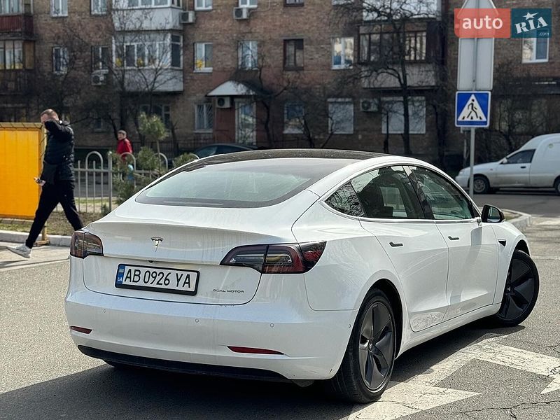 Седан Tesla Model 3 2019 в Львові