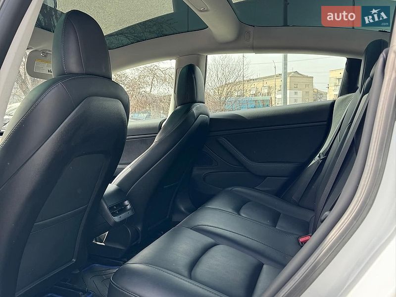 Седан Tesla Model 3 2019 в Львові