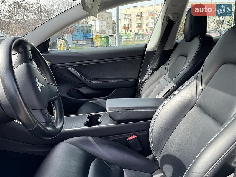Седан Tesla Model 3 2019 в Львові