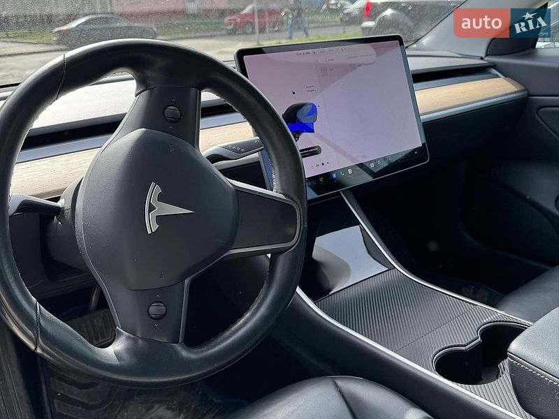 Седан Tesla Model 3 2019 в Львові