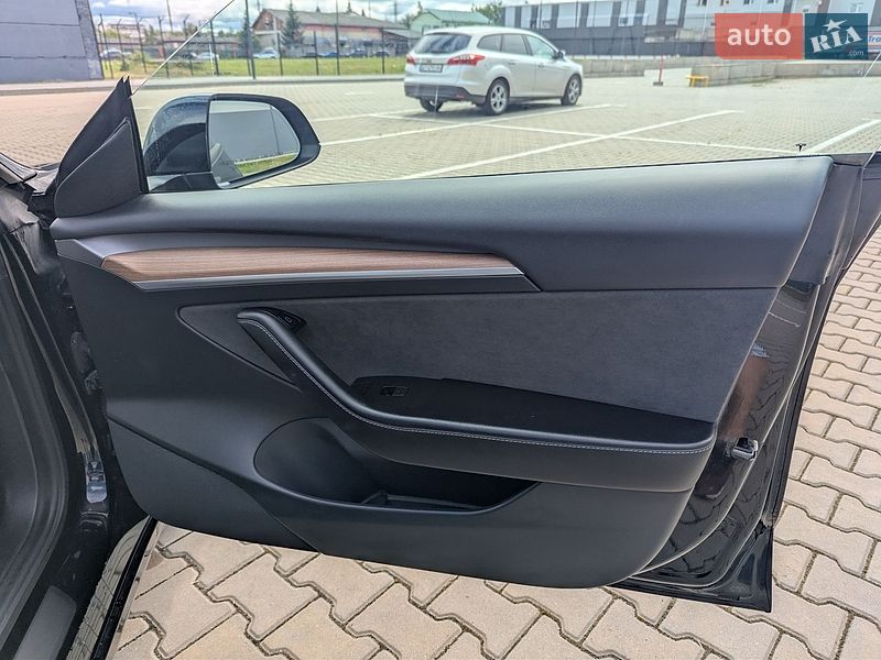 Седан Tesla Model 3 2022 в Івано-Франківську