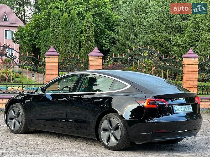 Седан Tesla Model 3 2019 в Рівному
