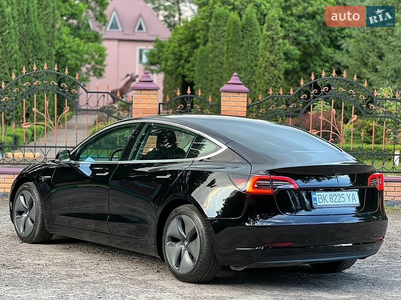 Седан Tesla Model 3 2019 в Рівному