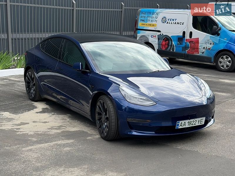 Седан Tesla Model 3 2023 в Києві