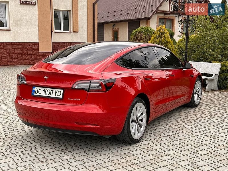 Седан Tesla Model 3 2023 в Самборі