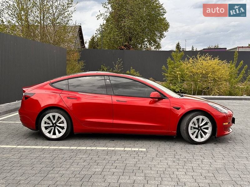 Седан Tesla Model 3 2023 в Самборі