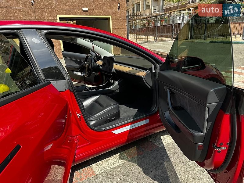 Седан Tesla Model 3 2018 в Одесі