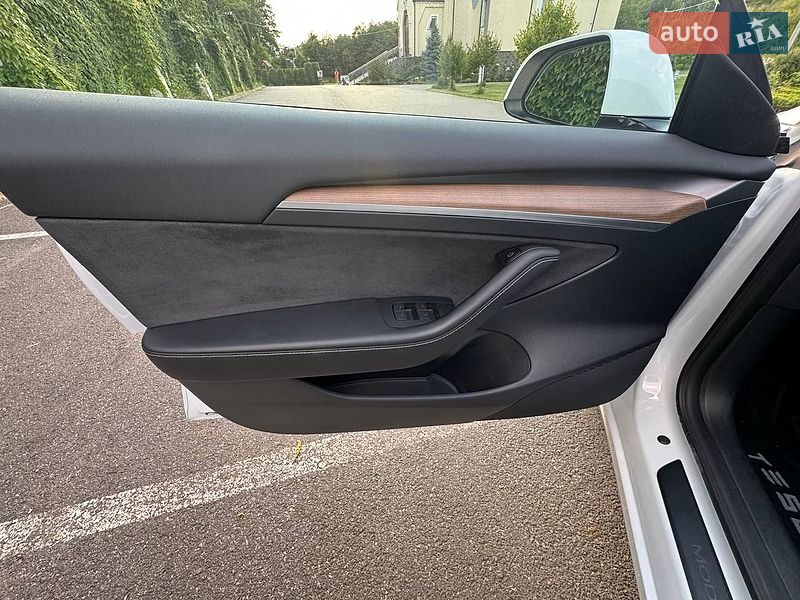 Седан Tesla Model 3 2023 в Киеве