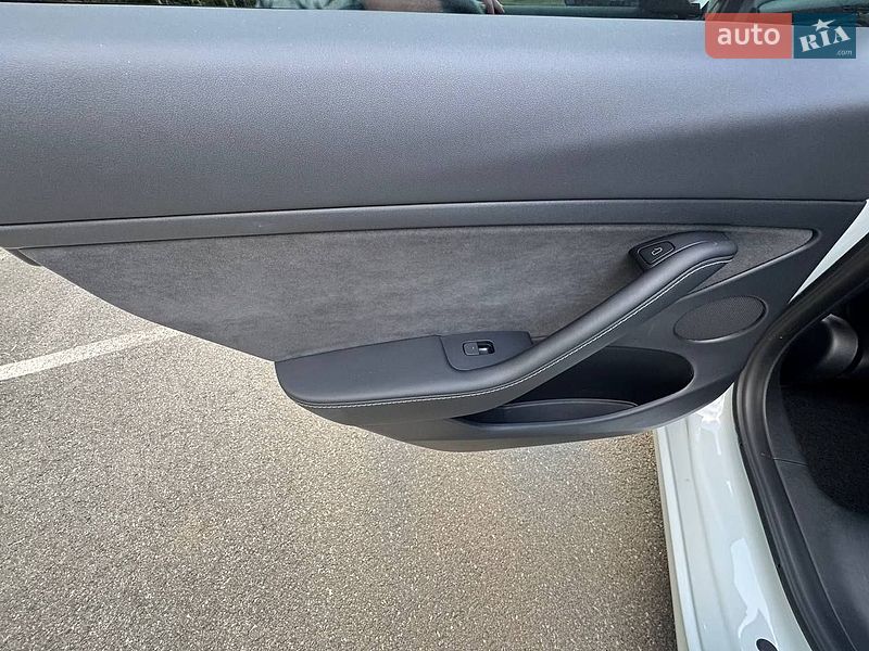 Седан Tesla Model 3 2023 в Киеве