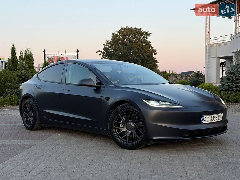 Седан Tesla Model 3 2024 в Снятине