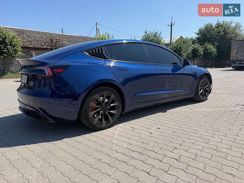 Седан Tesla Model 3 2024 в Городке