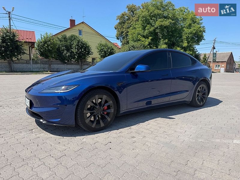 Седан Tesla Model 3 2024 в Городке