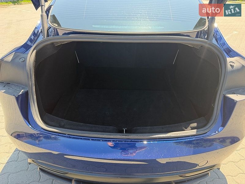 Седан Tesla Model 3 2024 в Городке