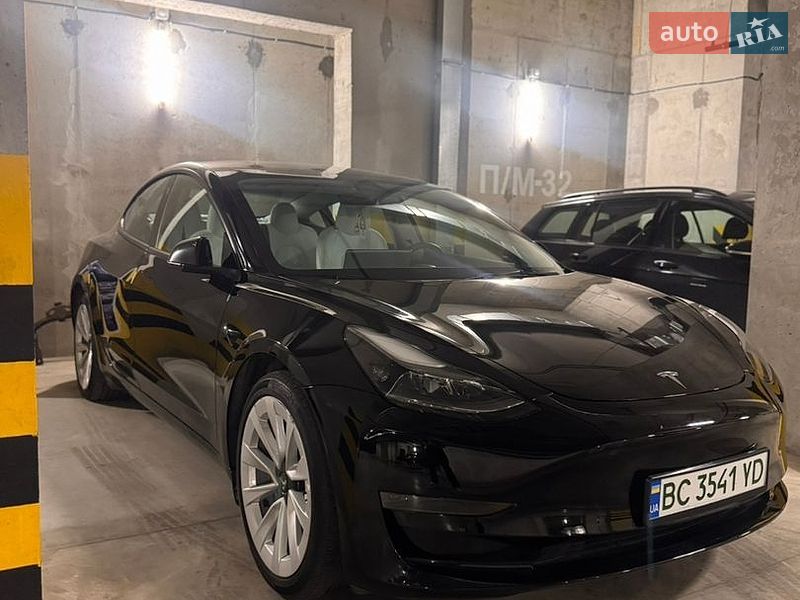 Седан Tesla Model 3 2023 в Львові