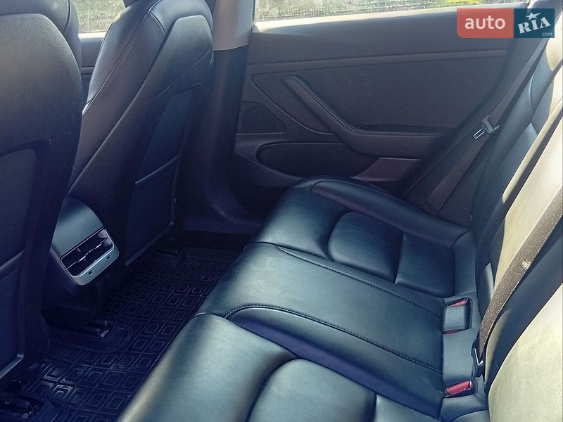 Седан Tesla Model 3 2020 в Городке