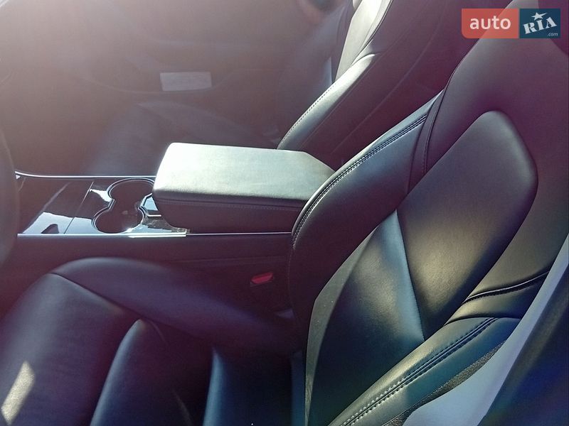 Седан Tesla Model 3 2020 в Городке
