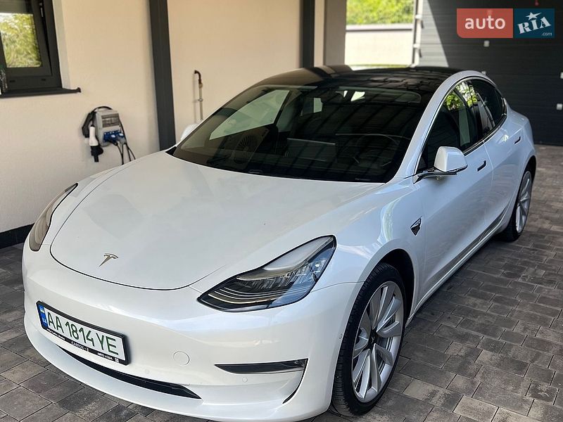 Седан Tesla Model 3 2019 в Броварах
