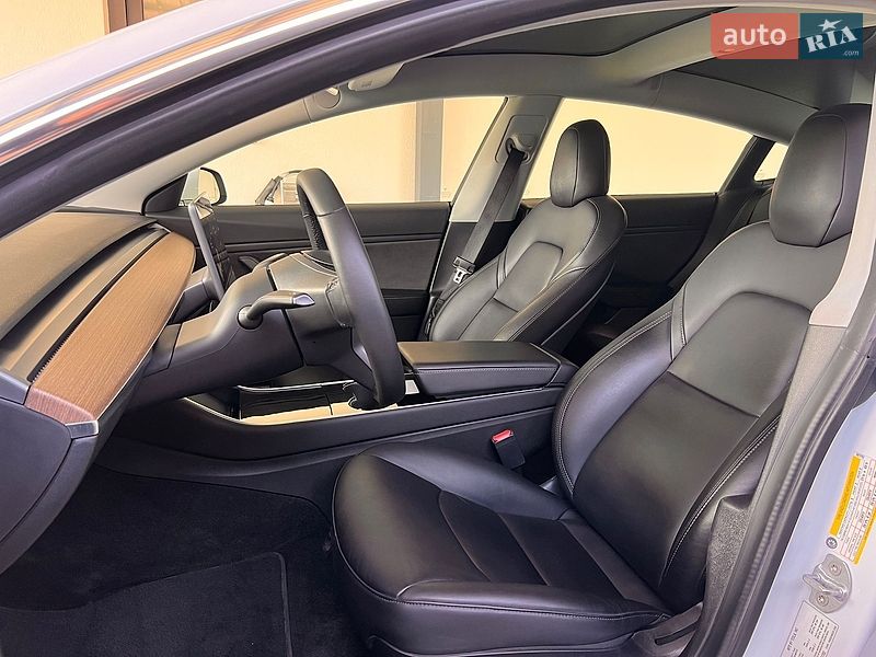Седан Tesla Model 3 2019 в Броварах