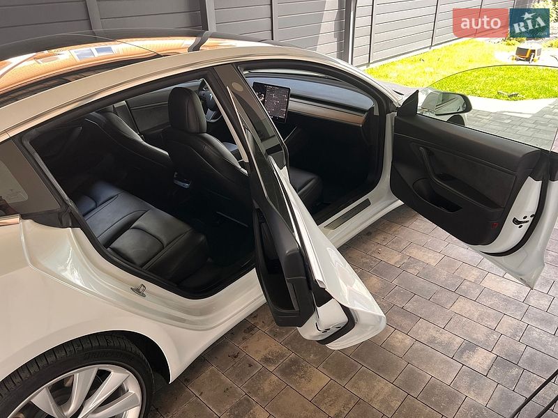 Седан Tesla Model 3 2019 в Броварах