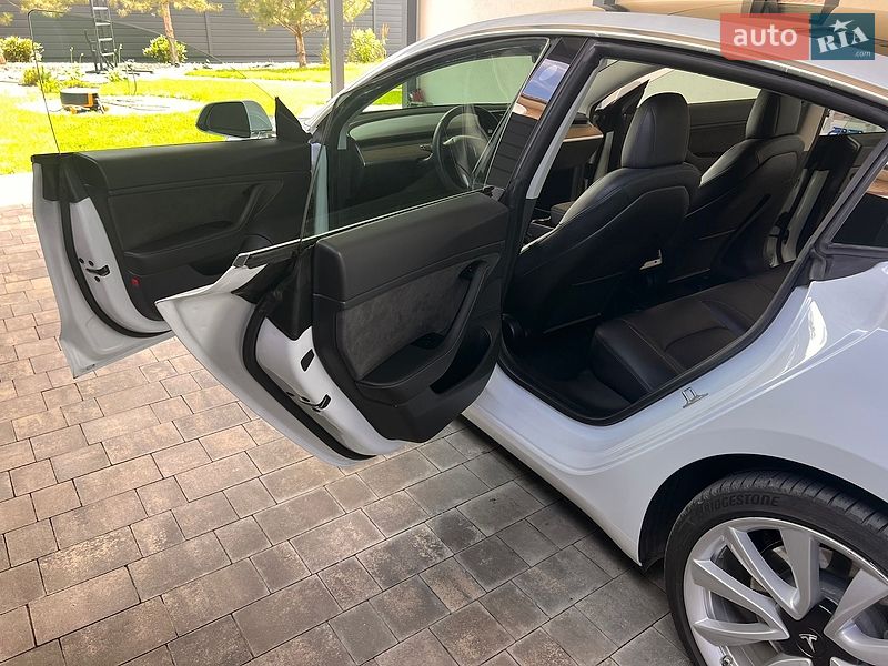 Седан Tesla Model 3 2019 в Броварах