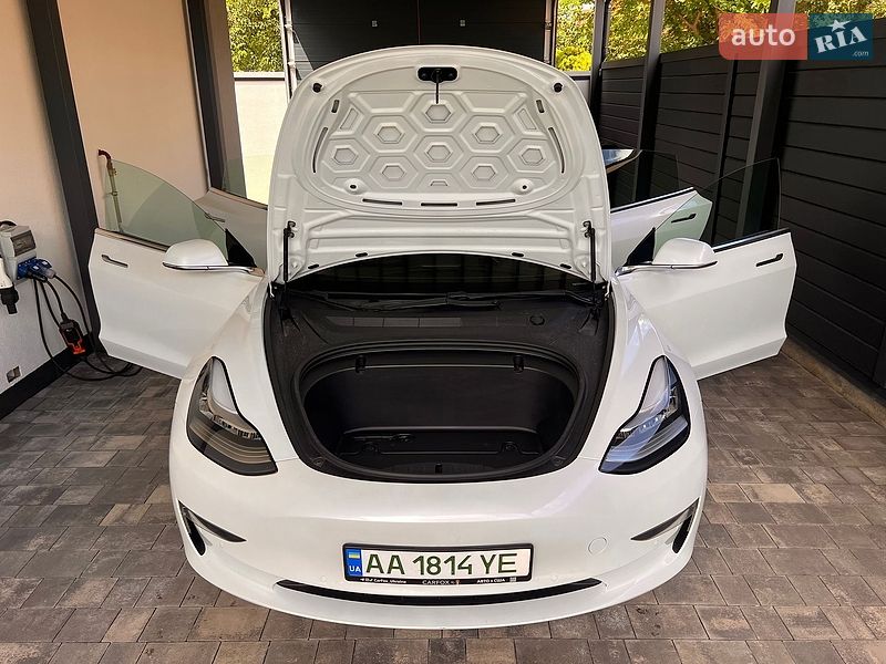 Седан Tesla Model 3 2019 в Броварах