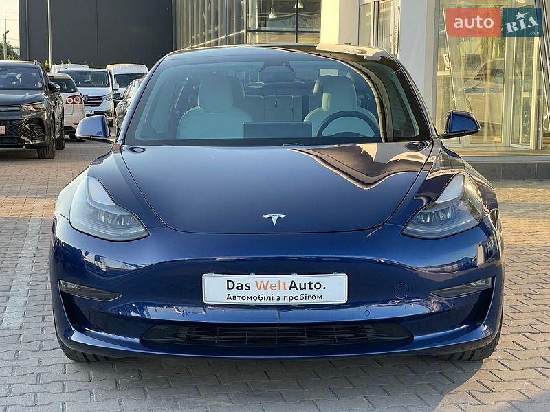 Седан Tesla Model 3 2021 в Черновцах