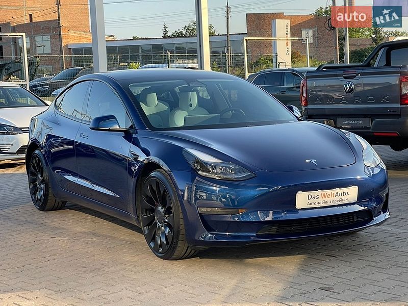 Седан Tesla Model 3 2021 в Черновцах