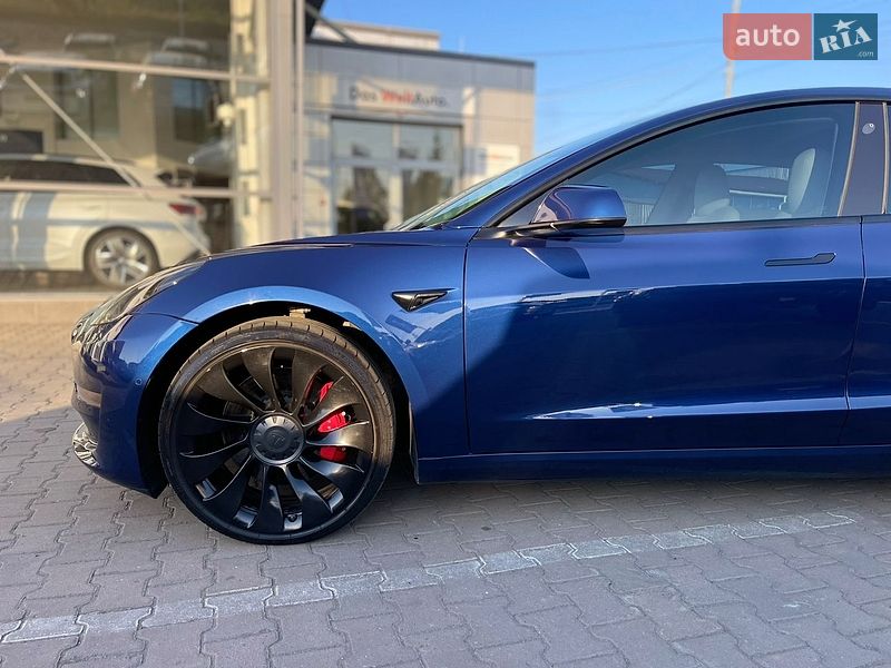 Седан Tesla Model 3 2021 в Черновцах