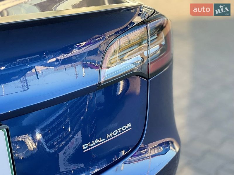 Седан Tesla Model 3 2021 в Черновцах
