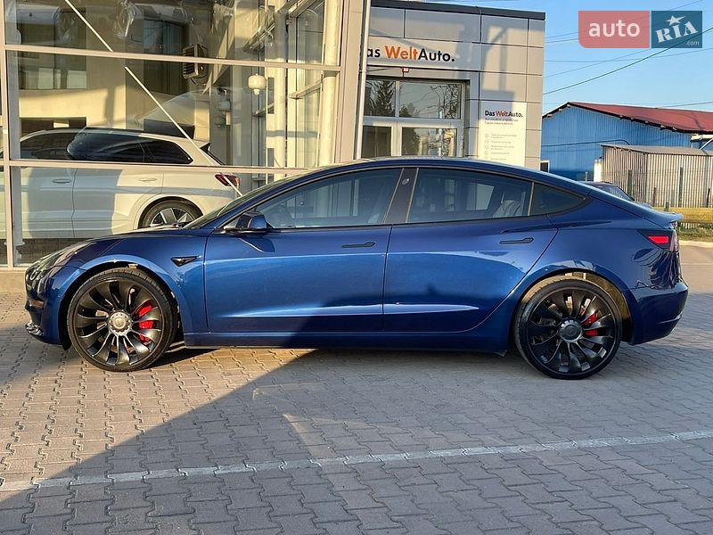 Седан Tesla Model 3 2021 в Черновцах