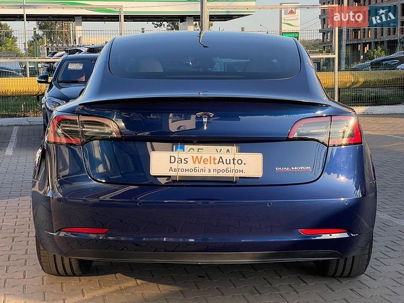 Седан Tesla Model 3 2021 в Черновцах