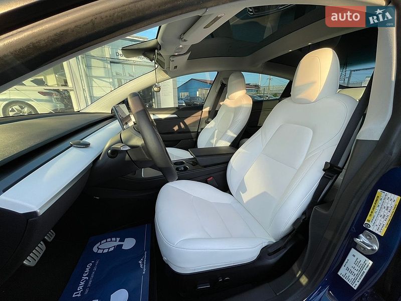 Седан Tesla Model 3 2021 в Черновцах
