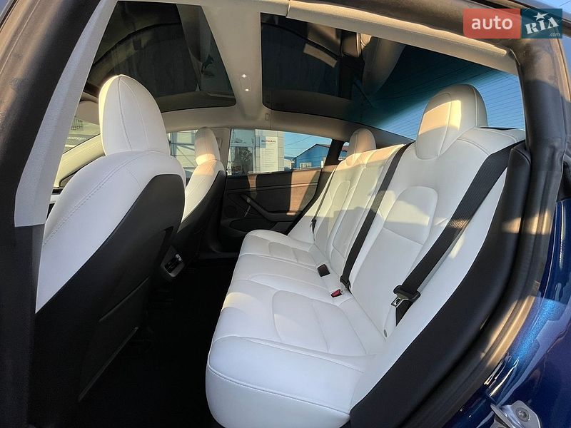 Седан Tesla Model 3 2021 в Черновцах