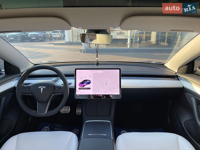 Седан Tesla Model 3 2021 в Черновцах