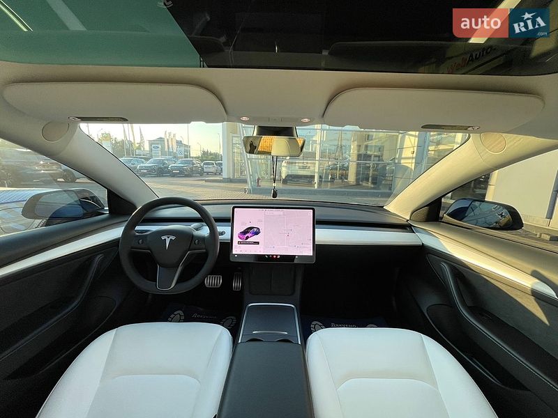 Седан Tesla Model 3 2021 в Черновцах