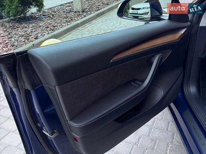 Седан Tesla Model 3 2022 в Днепре