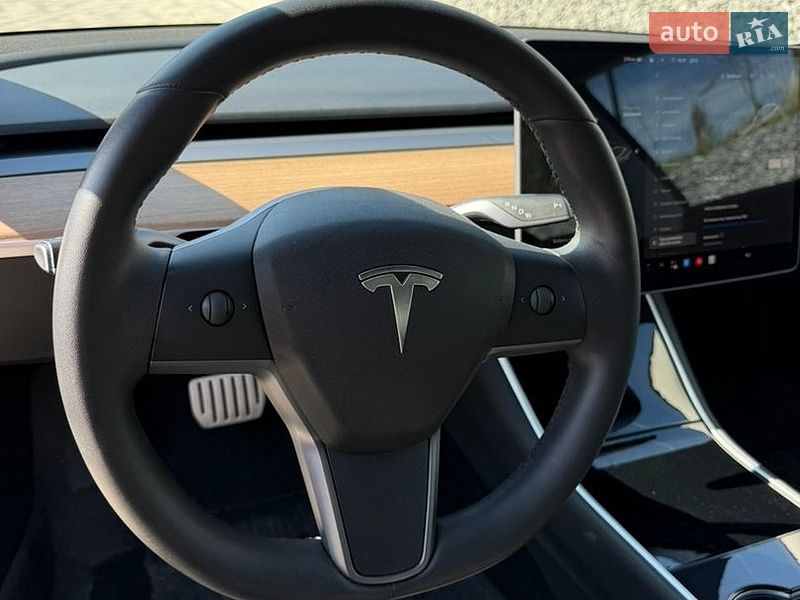 Седан Tesla Model 3 2020 в Львове
